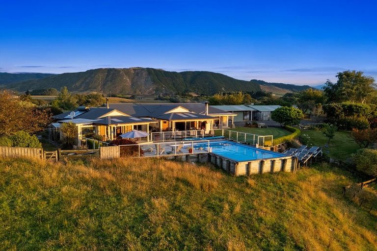 Photo of property in 101 Forest Lakes Road, Otaki, 5583