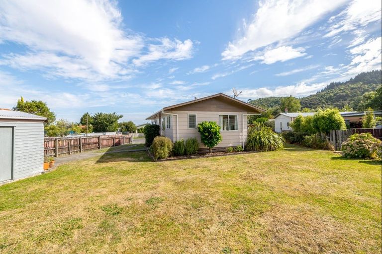 Photo of property in 8 Kowhai Grove, Featherston, 5710