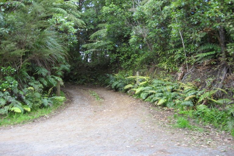 Photo of property in 23 Quinns Road, Waiatarua, Auckland, 0612