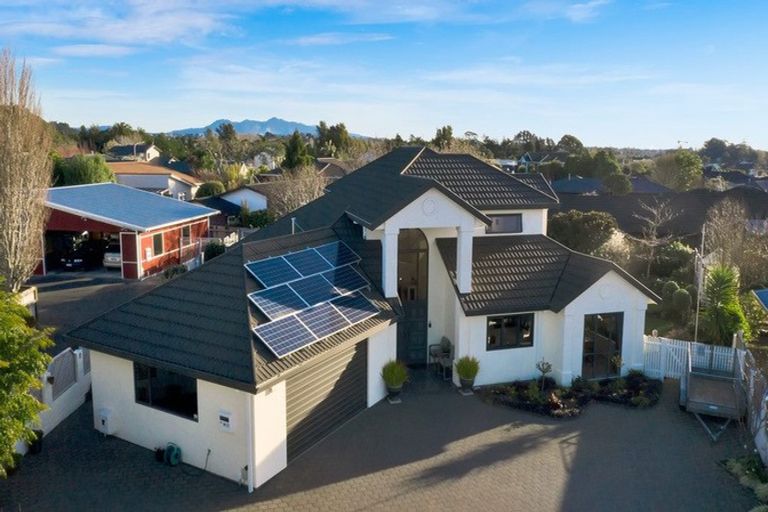 Photo of property in 12 Taylor Place, Merrilands, New Plymouth, 4312