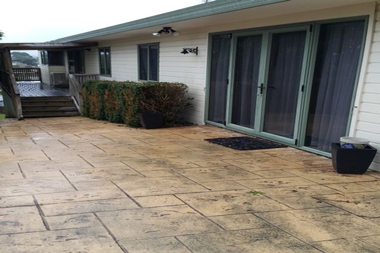 Photo of property in 8 Target Road, Totara Vale, Auckland, 0629