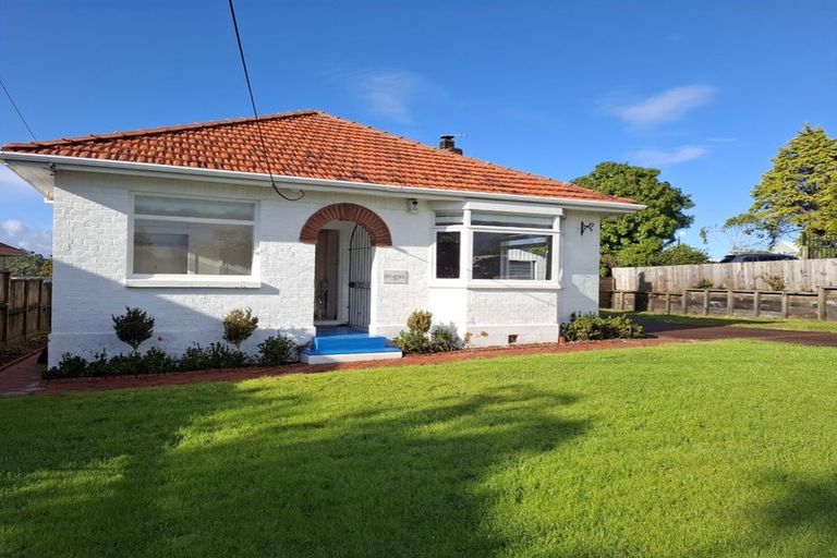 Photo of property in 1/12 Golf Road, New Lynn, Auckland, 0600