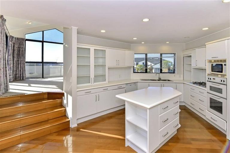 Photo of property in 20 Gillard Place, Eastern Beach, Auckland, 2012