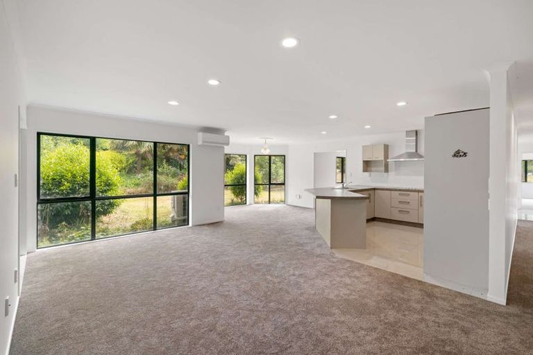 Photo of property in 10 Gleaming Place, Waiuku, 2123