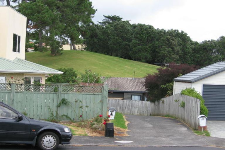 Photo of property in 1/12 Mira Place, Windsor Park, Auckland, 0632