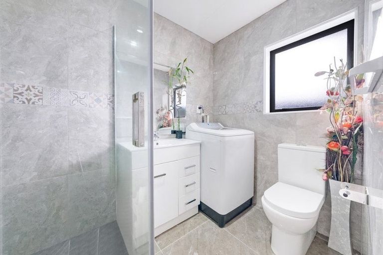 Photo of property in 16 Waterview Road West, Stanley Point, Takanini, 0624