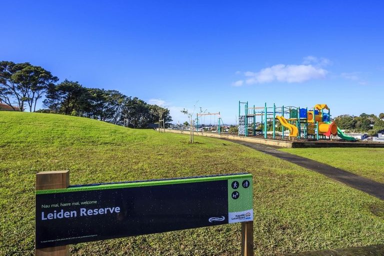 Photo of property in 1/16 Leiden Place, Totara Vale, Auckland, 0629