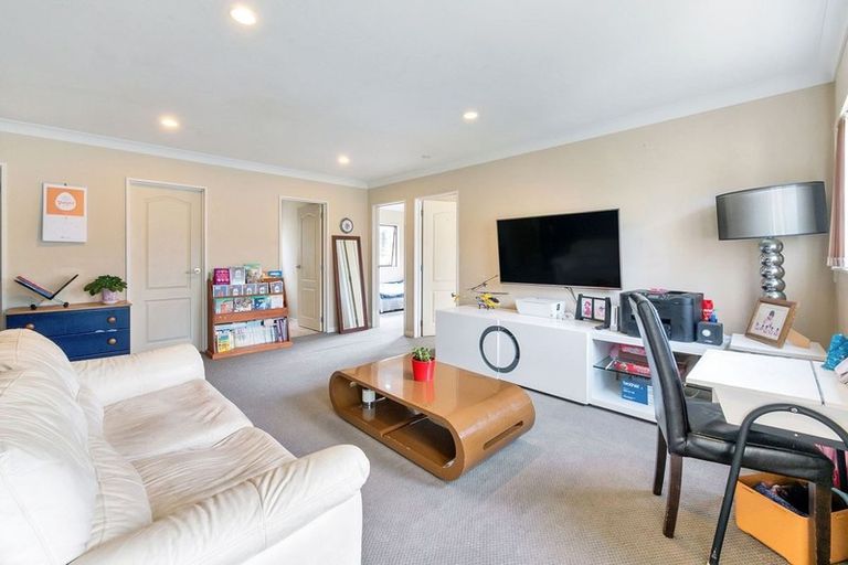 Photo of property in 2/890 East Coast Road, Northcross, Auckland, 0630