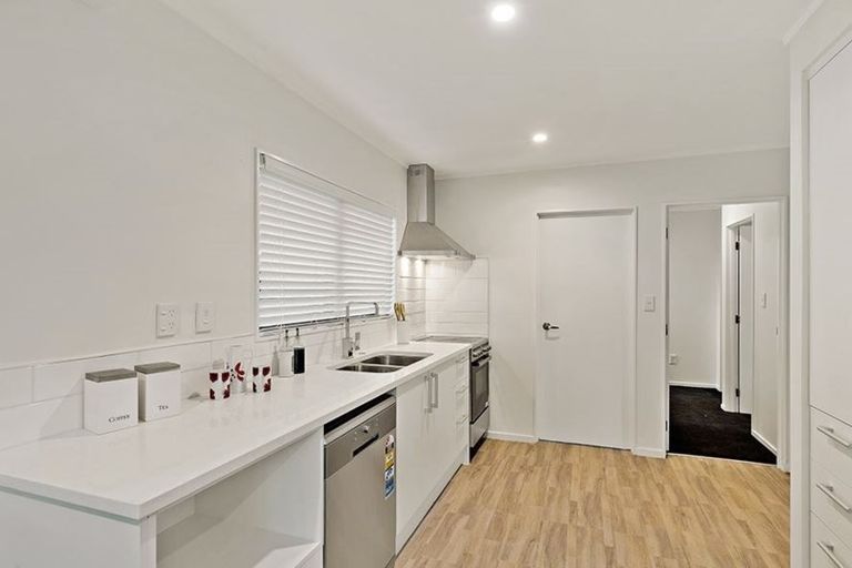 Photo of property in 2/2 Oreil Avenue, West Harbour, Auckland, 0618