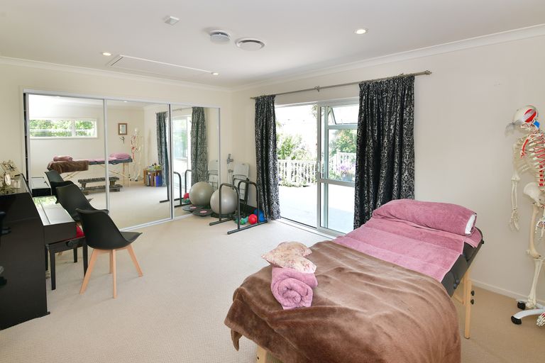 Photo of property in 33 Savoy Road, Orewa, 0931