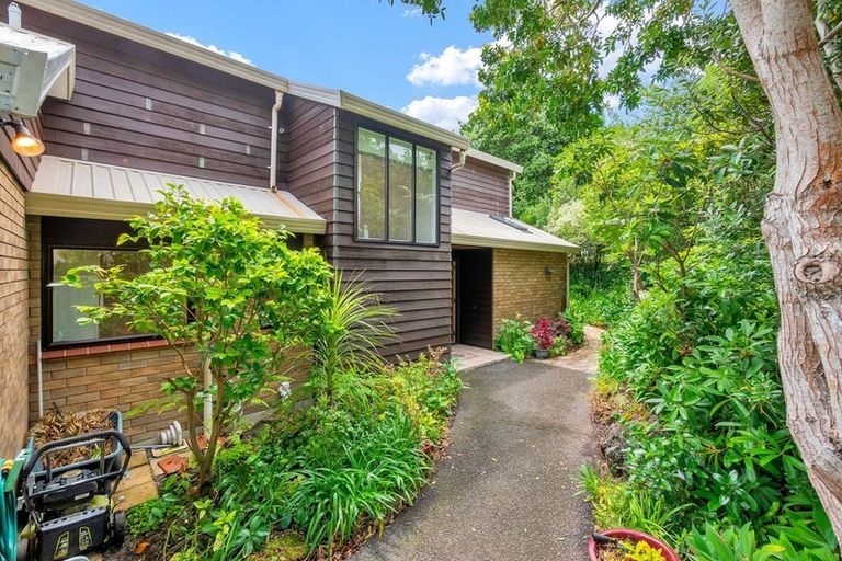 Photo of property in 1 Tiri View Place, Waiake, Auckland, 0630