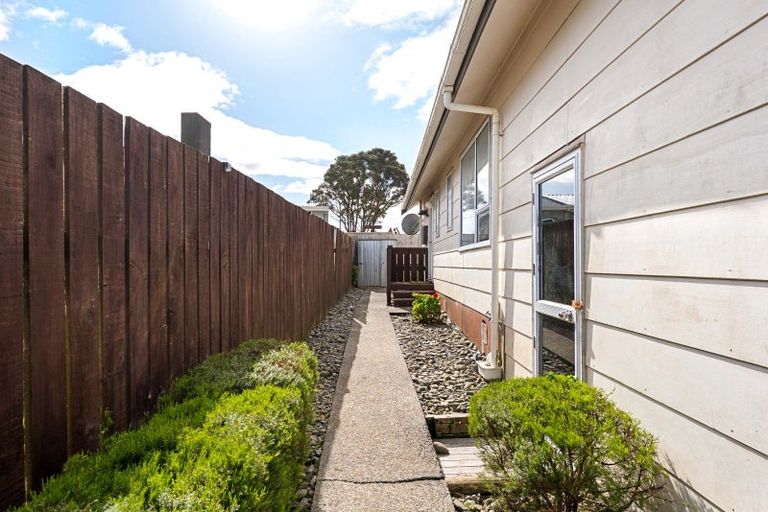 Photo of property in 18a Bracken Road, Newlands, Wellington, 6037