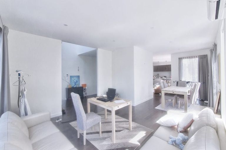 Photo of property in 19a Northcross Drive, Oteha, Auckland, 0632