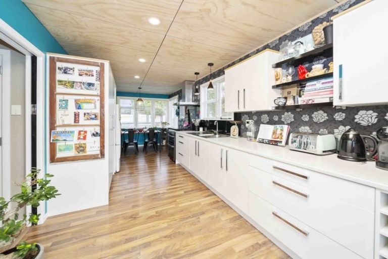 Photo of property in 28 Grenville Street, Marfell, New Plymouth, 4310