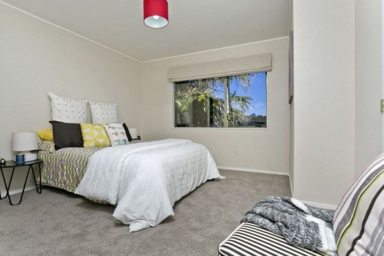 Photo of property in 24 St Lucia Place, Unsworth Heights, Auckland, 0632