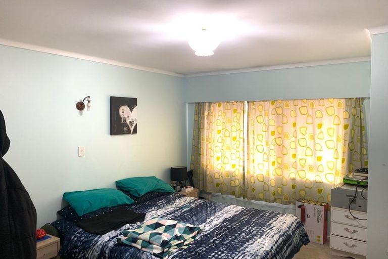 Photo of property in 23 Chivalry Road, Glenfield, Auckland, 0629