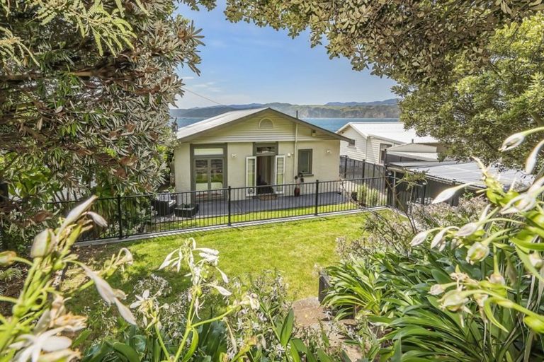 Photo of property in 167 Breaker Bay Road, Breaker Bay, Wellington, 6022