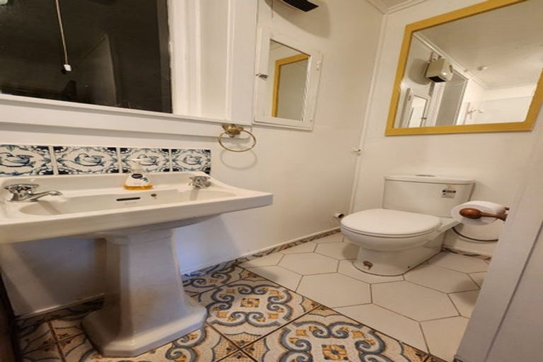 Photo of property in 140 Glenmore Street, Northland, Wellington, 6012