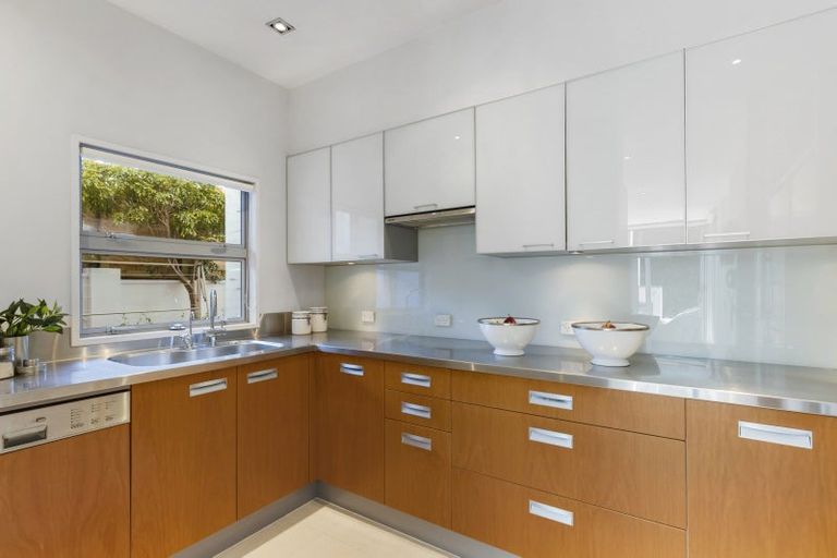 Photo of property in 11 Icarus Place, Half Moon Bay, Auckland, 2012