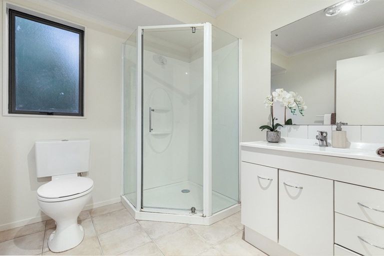 Photo of property in 16 Elder Place, Massey, Auckland, 0614