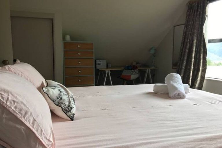 Photo of property in 8 Caples Place, Fernhill, Queenstown, 9300