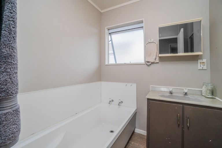 Photo of property in 12 Imperial Place, Henderson, Auckland, 0612