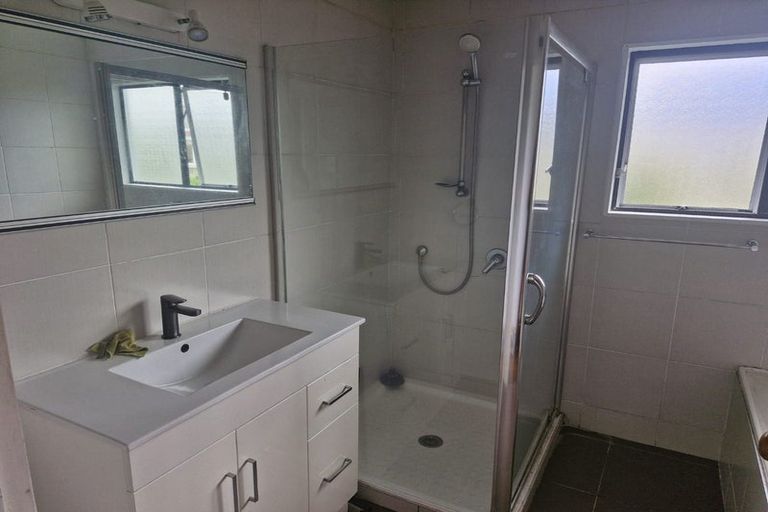 Photo of property in 2/27 Hutchinson Avenue, New Lynn, Auckland, 0600