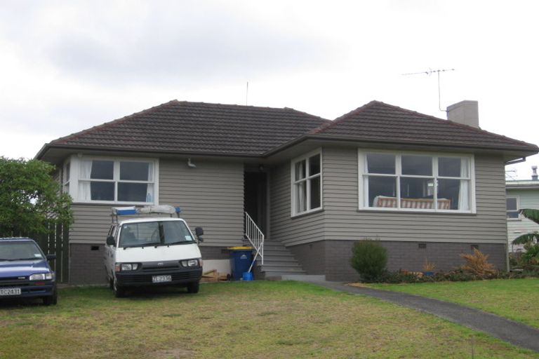 Photo of property in 1 Woodhams Street, Beach Haven, Auckland, 0626