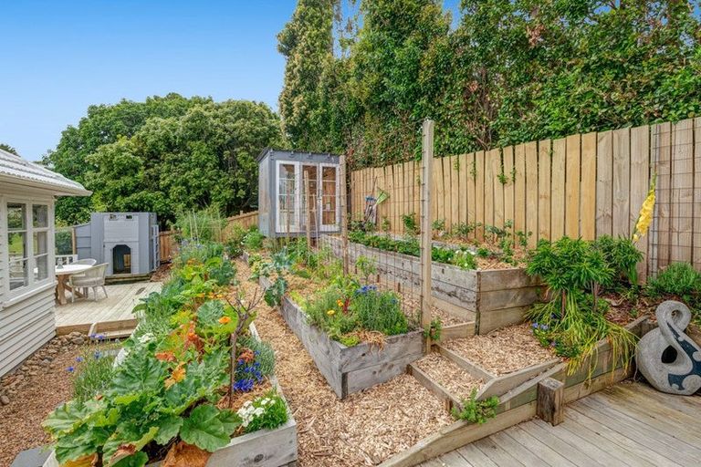 Photo of property in 10 St James Avenue, Helensville, 0800