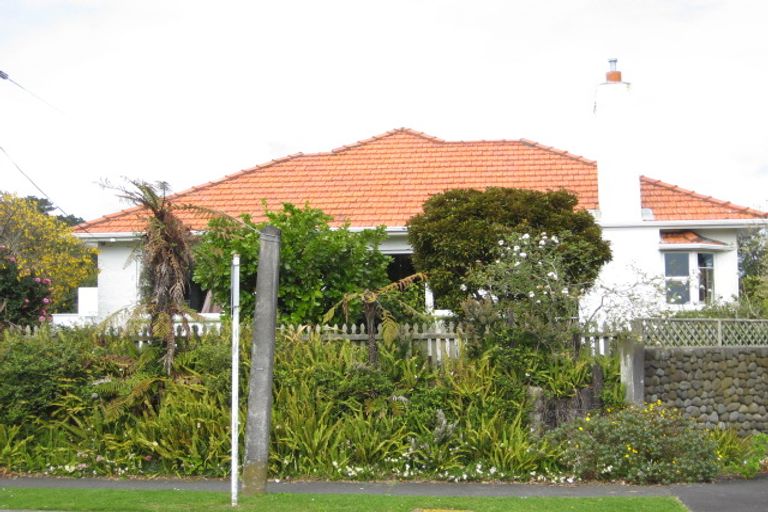 Photo of property in 14 Pendarves Street, New Plymouth, 4310