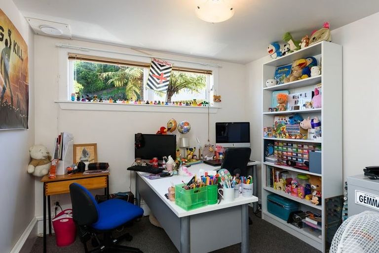 Photo of property in 6 Epsom Way, Karori, Wellington, 6012