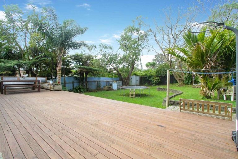 Photo of property in 96 Millbrook Road, Sunnyvale, Auckland, 0612