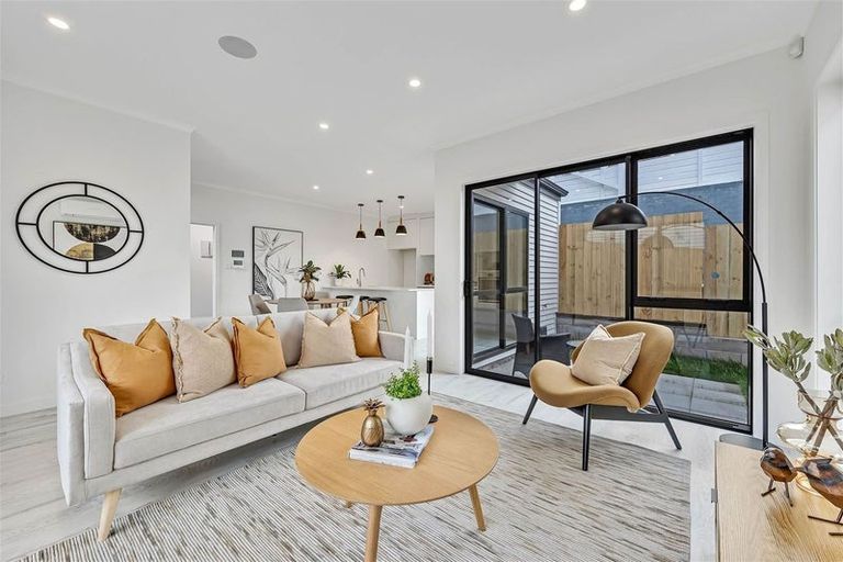 Photo of property in 562b Beach Road, Rothesay Bay, Auckland, 0630