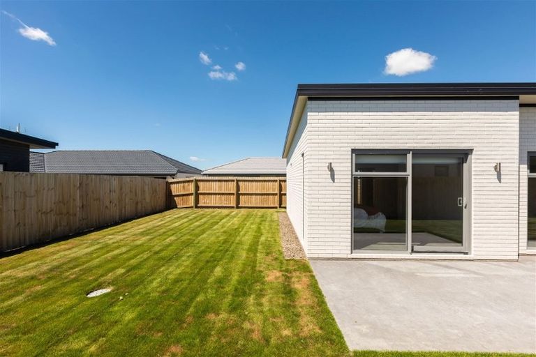 Photo of property in 11 Loch Tanna Way, Broomfield, Christchurch, 8042