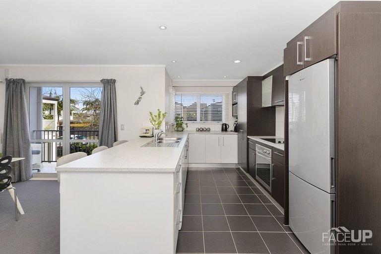 Photo of property in 2/143a Wiseley Road, West Harbour, Auckland, 0618