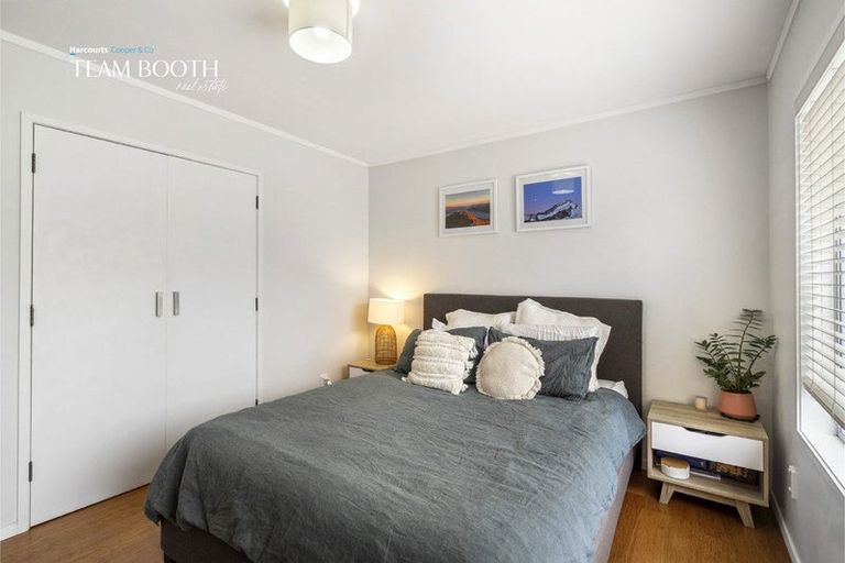 Photo of property in 2/3a Kirrie Avenue, Te Atatu South, Auckland, 0610