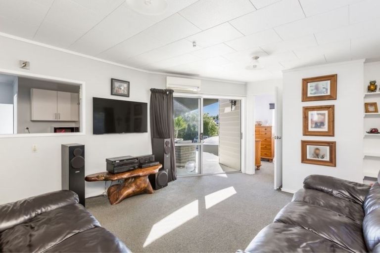 Photo of property in 39b Brian Crescent, Stanmore Bay, Whangaparaoa, 0932