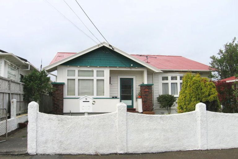Photo of property in 9 Puru Crescent, Lyall Bay, Wellington, 6022