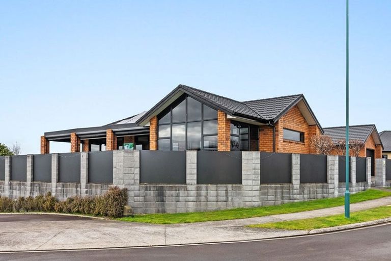 Photo of property in 18 Manurau Crescent, Merrilands, New Plymouth, 4312