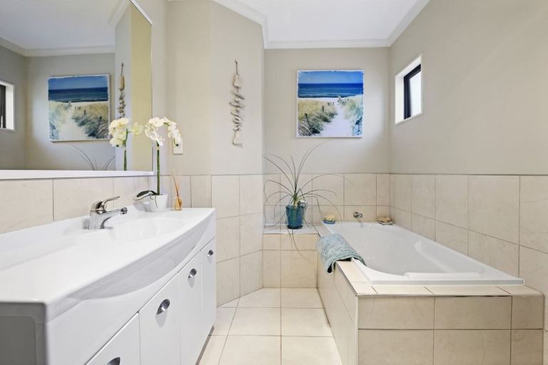 Photo of property in 15 Lilybank Crescent, East Tamaki, Auckland, 2013