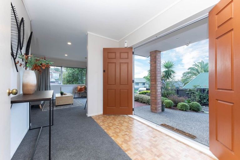 Photo of property in 10 Ryden Place, Glen Eden, Auckland, 0602