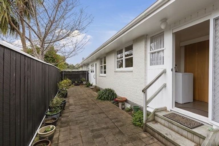 Photo of property in 2/53 Ludlam Crescent, Woburn, Lower Hutt, 5010
