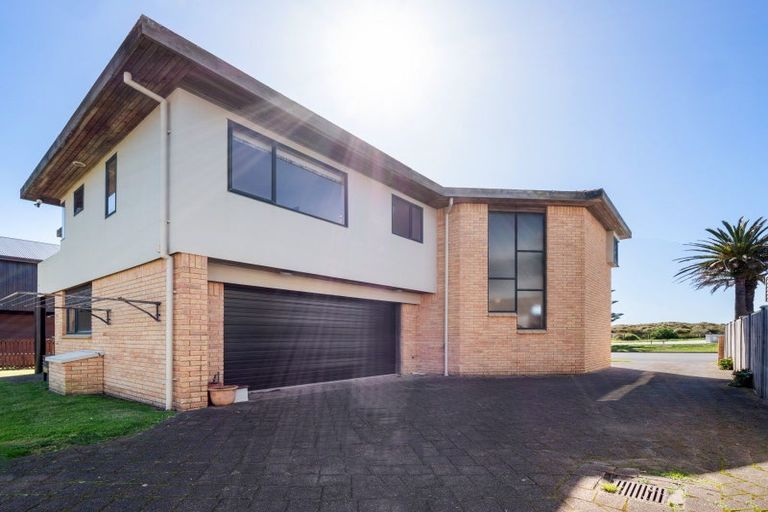 Photo of property in 32 Marine Parade, Mount Maunganui, 3116