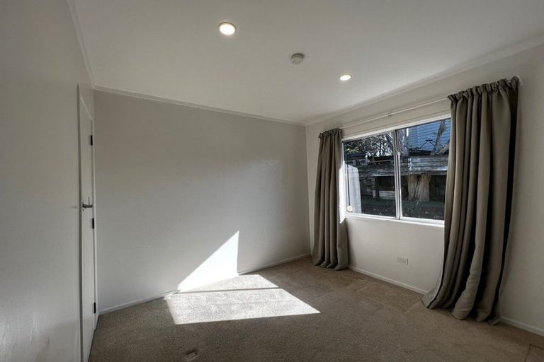Photo of property in 2/39 Camrose Place, Glenfield, Auckland, 0629