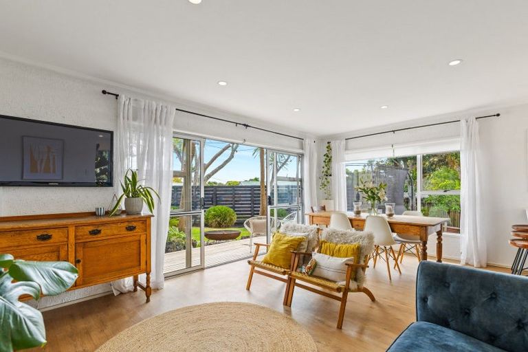 Photo of property in 47 Red Beach Road, Red Beach, 0932