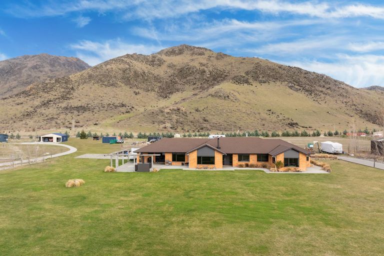 Photo of property in 10 Hardacre Place, Omarama, 9412