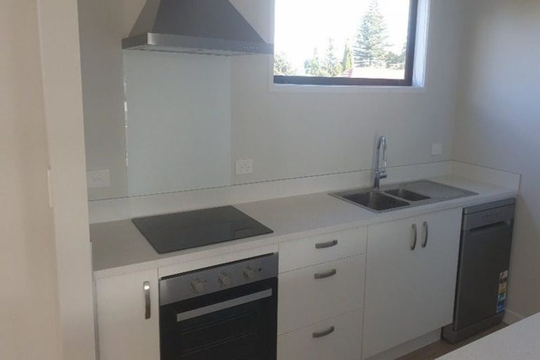 Photo of property in 7/5 Peachgrove Road, Te Atatu Peninsula, Auckland, 0610