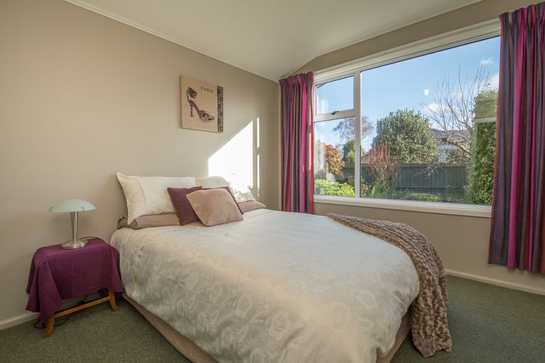 Photo of property in 6 Shirldale Place, Avonhead, Christchurch, 8042