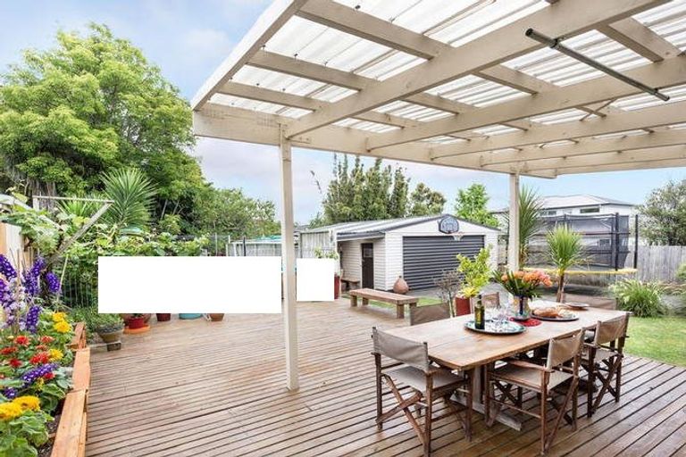 Photo of property in 18 Kervil Avenue, Te Atatu Peninsula, Auckland, 0610