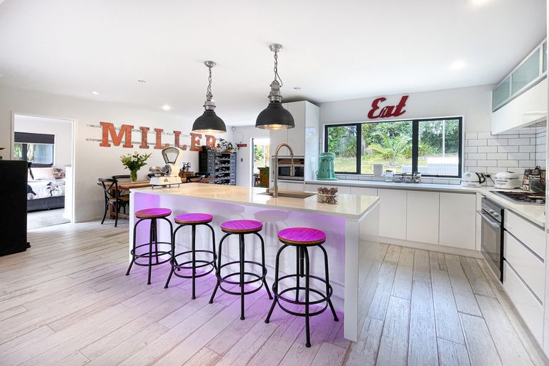 Photo of property in 12 Opanuku Road, Henderson Valley, Auckland, 0612